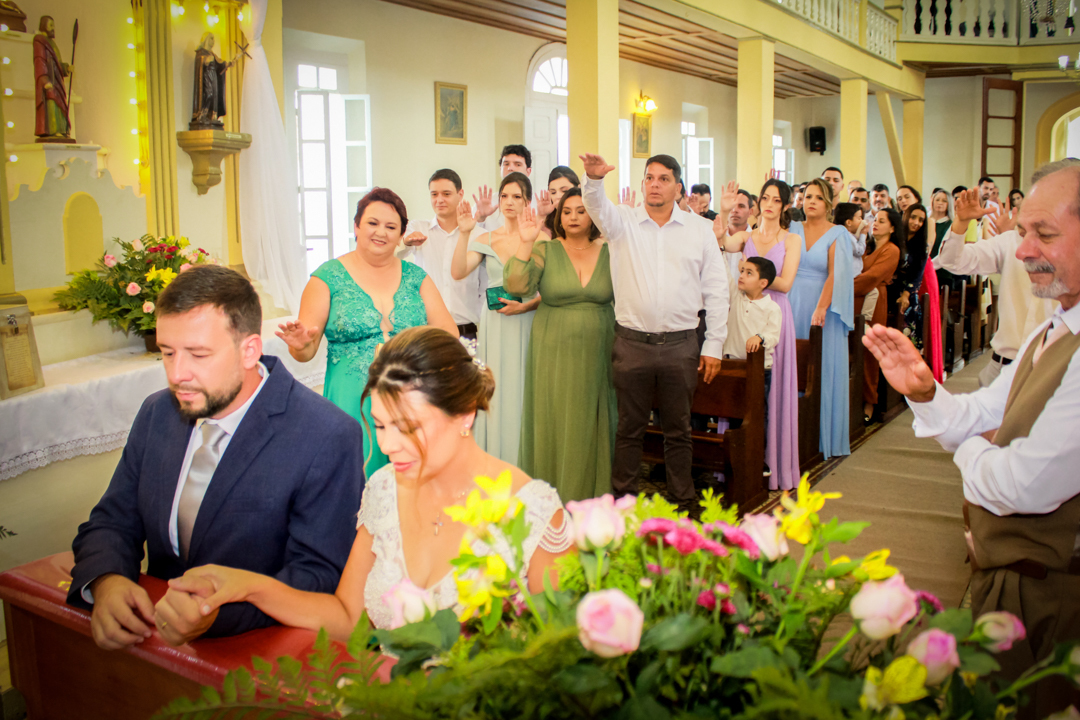 Noivo noiva felizes  casamento igreja paroquia padre azul  São Gonçalo do Sapucaí  - MG 