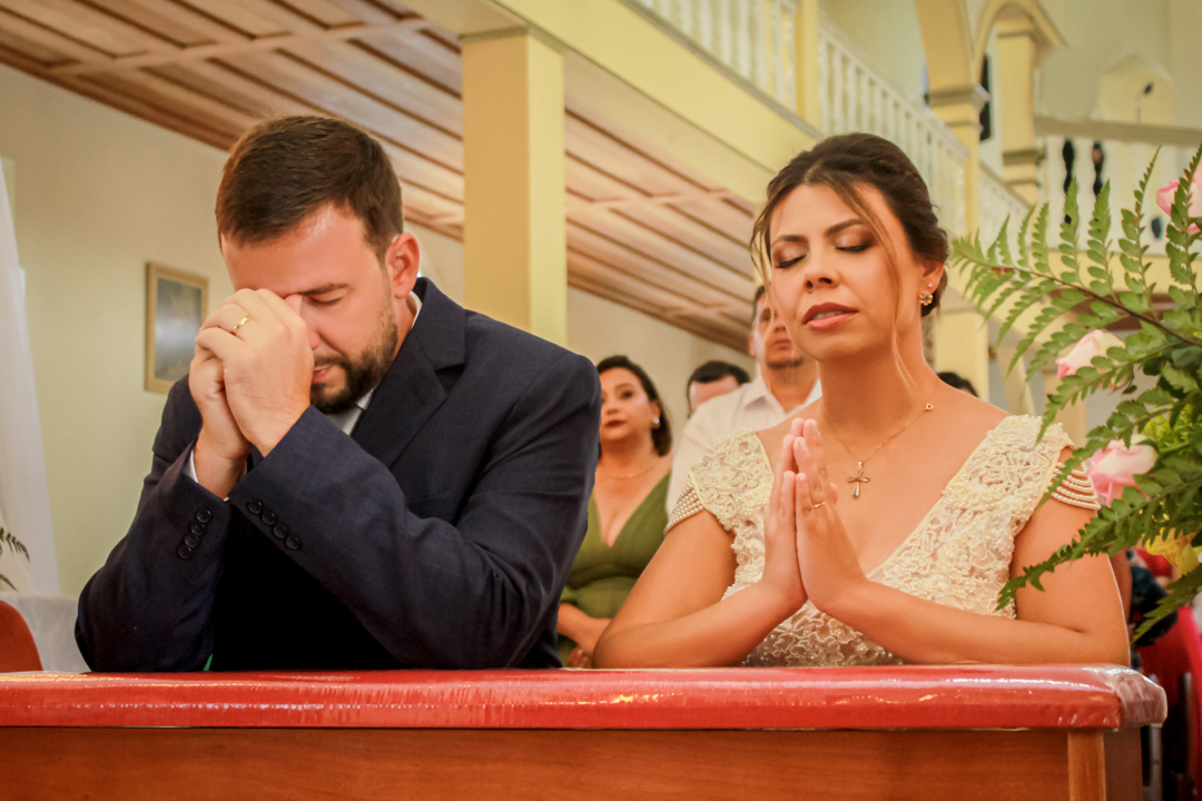 Noivo noiva felizes  casamento igreja paroquia padre azul  São Gonçalo do Sapucaí  - MG 