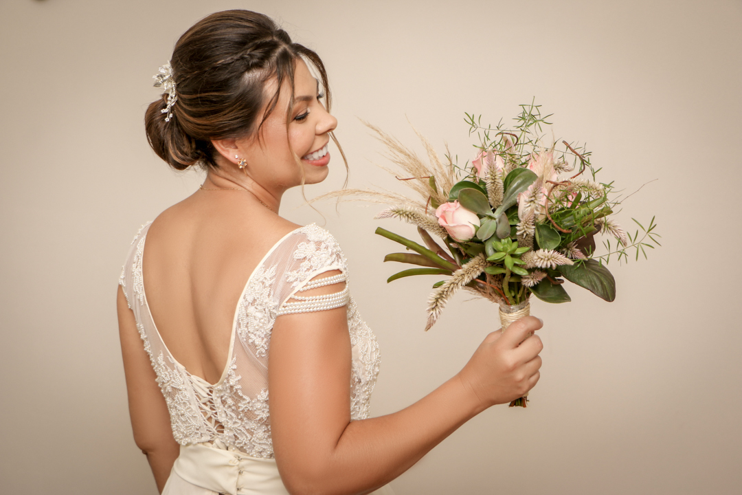 noiva vestido salto buquê feliz  Making of noiva  São Gonçalo do Sapucaí 