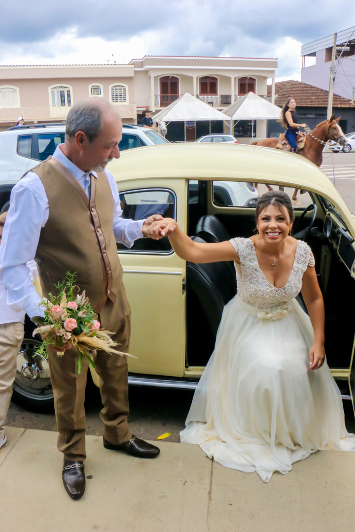Noiva saindo do carro pai  São Gonçalo do Sapucaí  - MG 