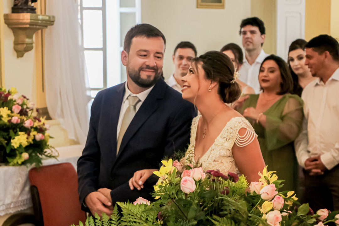 Noivo noiva felizes  casamento igreja paroquia azul  São Gonçalo do Sapucaí  - MG 
