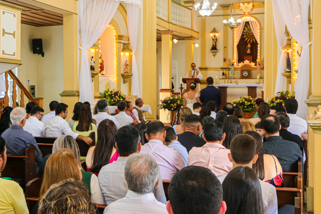 Noivo noiva felizes  casamento igreja paroquia padre azul  São Gonçalo do Sapucaí  - MG 