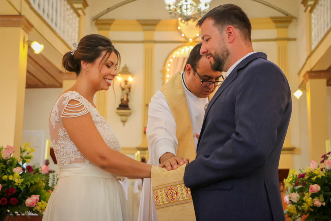 benção alianças casamento    padre  igreja  paroquia  azul  São Gonçalo do Sapucaí  - MG 