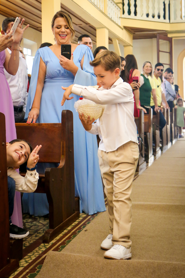 entrada alianças  porta alianças casamento   igreja paroquia  azul  São Gonçalo do Sapucaí  - MG 