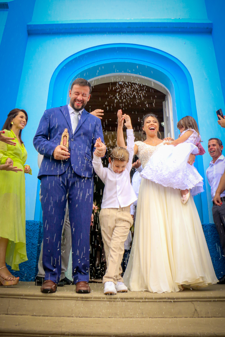  igreja  paroquia  azul  chuva de arroz  filhos São Gonçalo do Sapucaí  - MG 