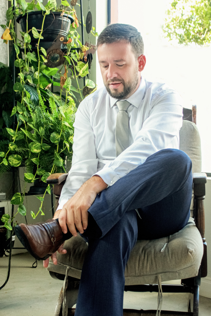 Noivo camisa  calça sapato perfume  Making of do noivo  São Gonçalo do Sapucaí  - MG