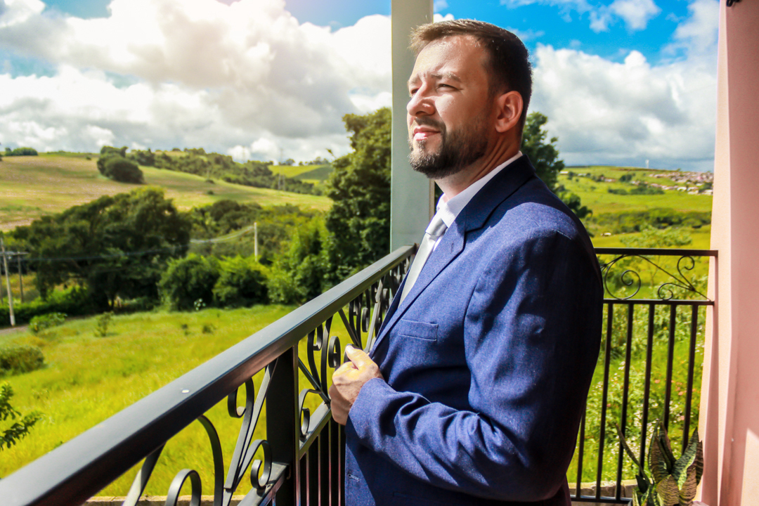 Noivo camisa  calça sapato perfume  gravata  Making of do noivo com a mãe  São Gonçalo do Sapucaí  - MG