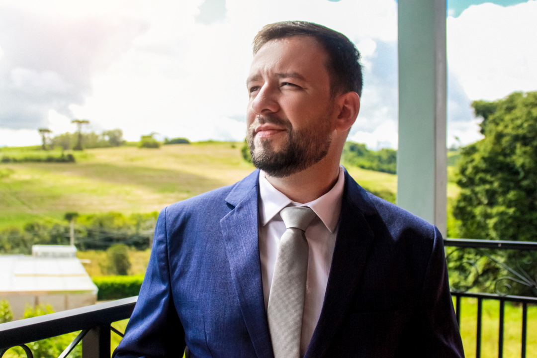 Noivo camisa  calça sapato perfume  gravata  Making of do noivo com a mãe  São Gonçalo do Sapucaí  - MG