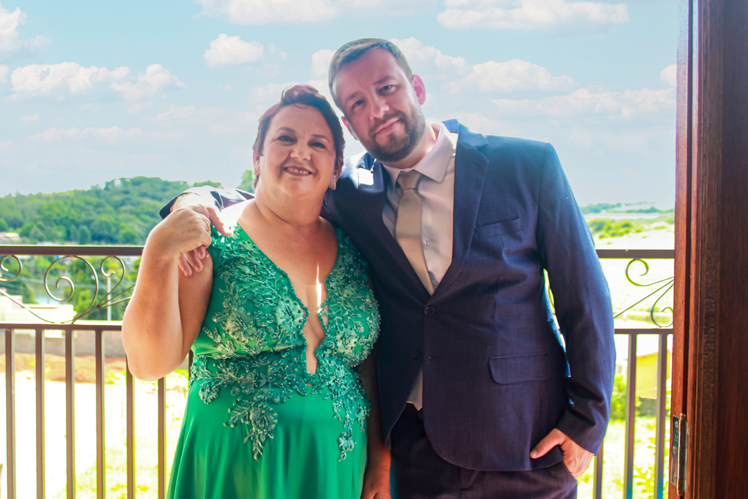 Noivo camisa  calça sapato perfume  gravata  Making of do noivo com a mãe  São Gonçalo do Sapucaí  - MG