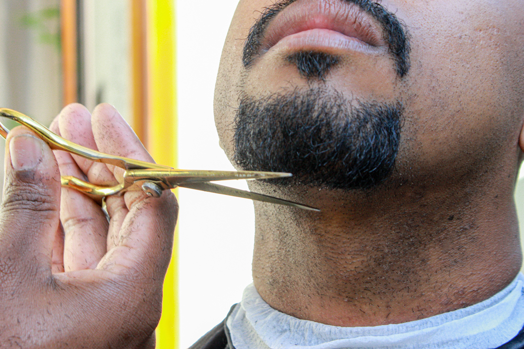 making of do noivo aparando a barba detalhes irmão família  São Gonçalo do Sapucaí - MG 
