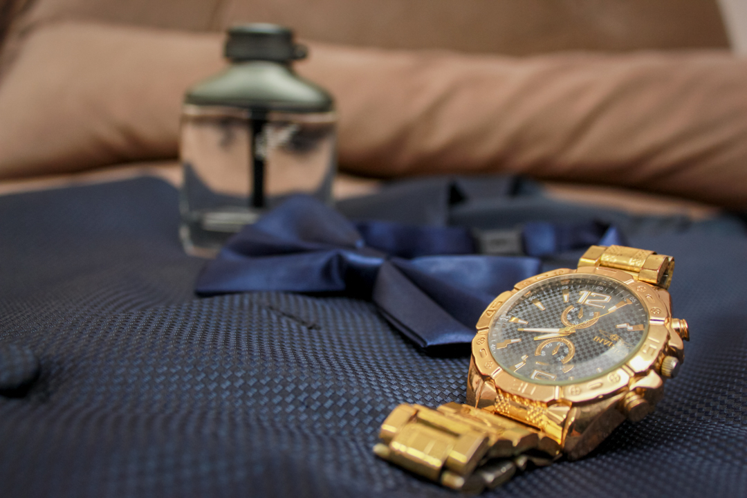 making of do noivo  acessórios relógio perfume gravata   São Gonçalo do Sapucaí - MG 