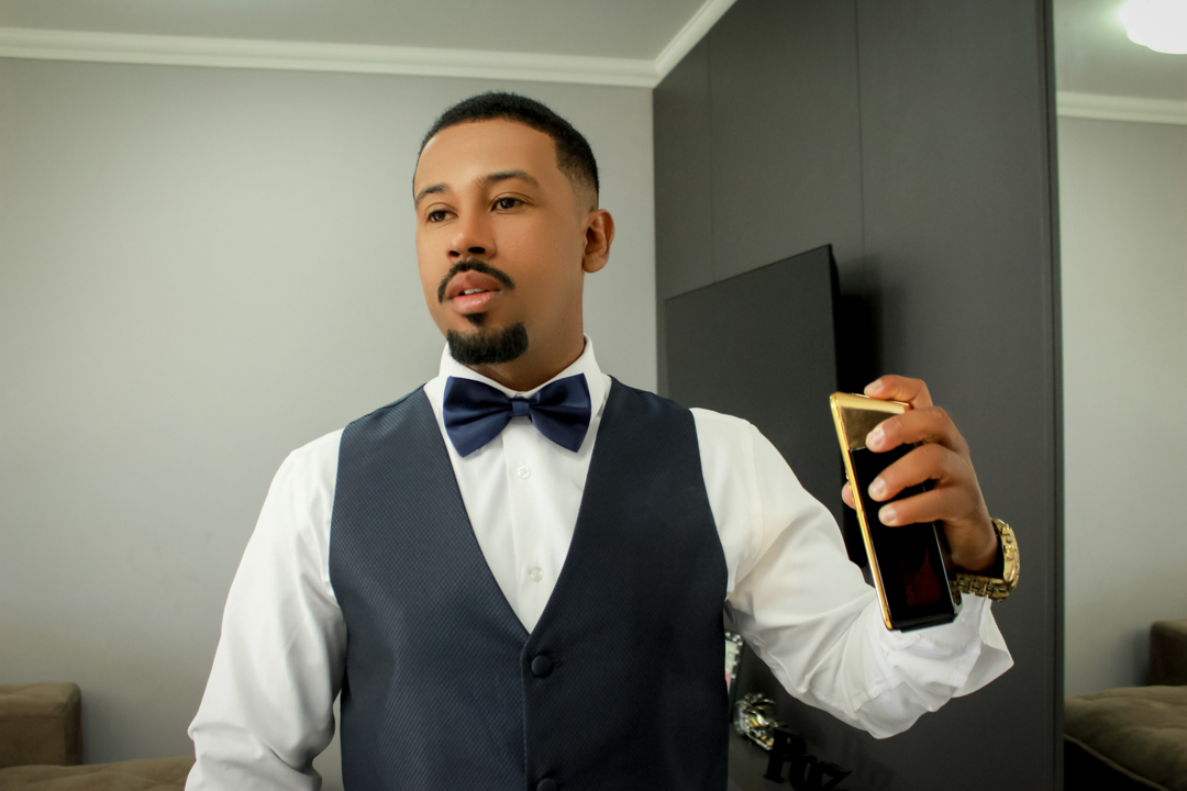 making of do noivo  acessórios relógio perfume gravata   São Gonçalo do Sapucaí - MG 