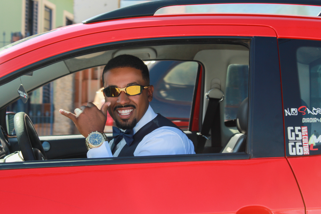 Noivo indo para o casamento de saveiro juliete feliz alegre São Gonçalo do Sapucaí - MG 