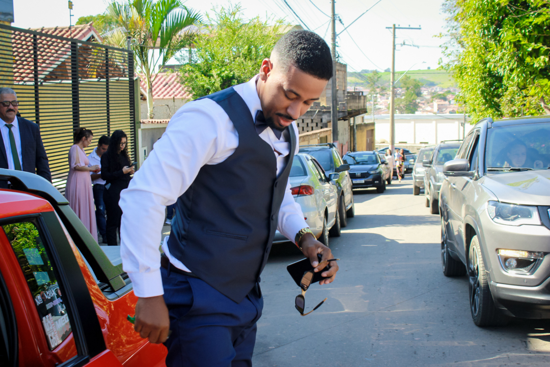 Noivo indo para o casamento de saveiro juliete feliz alegre São Gonçalo do Sapucaí - MG 