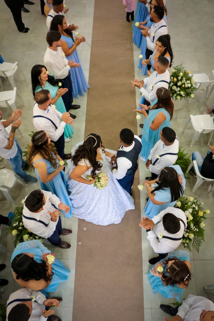 saída noivo e noiva do casamento  no corredor de padrinhos e madrinhas 
em  São Gonçalo do Sapucaí - MG  