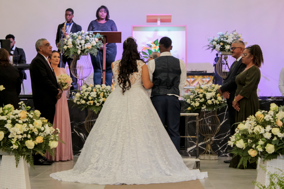 noivo e noiva em frente ao altar casamento São Gonçalo do Sapucaí - MG  