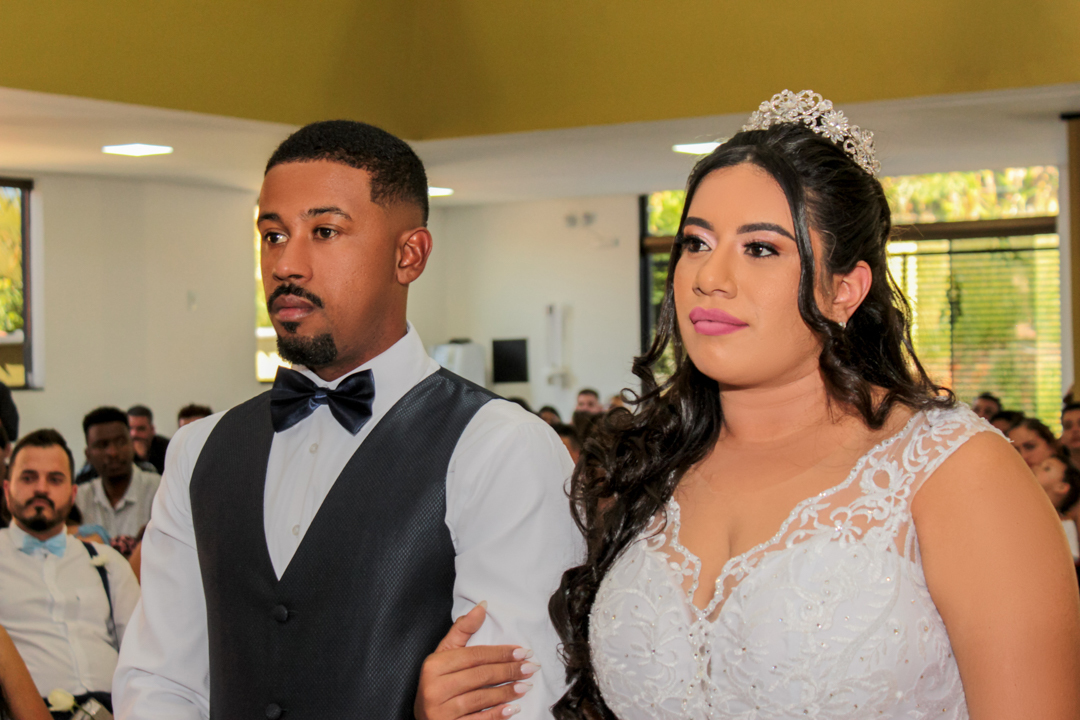 noivo e noiva em frente ao altar casamento São Gonçalo do Sapucaí - MG  