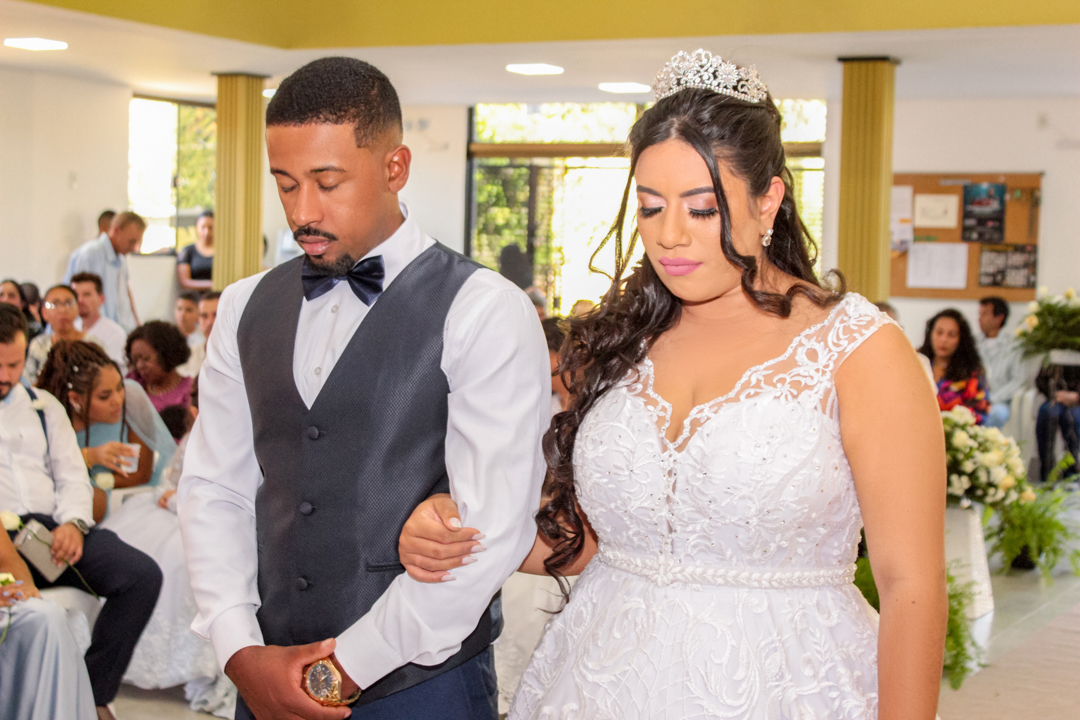 noivo e noiva em frente ao altar  orando no casamento São Gonçalo do Sapucaí - MG  