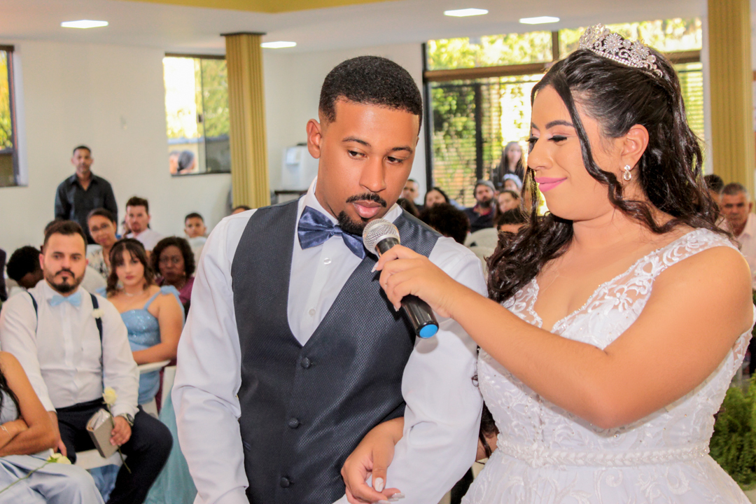 noivo e noiva em frente ao altar  orando no casamento São Gonçalo do Sapucaí - MG  