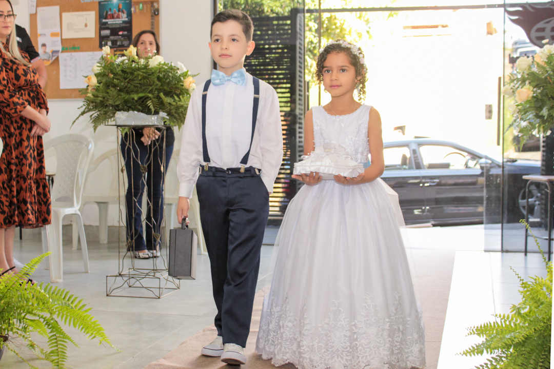 entrada das alianças no casamento casal de crianças  São Gonçalo do Sapucaí - MG  