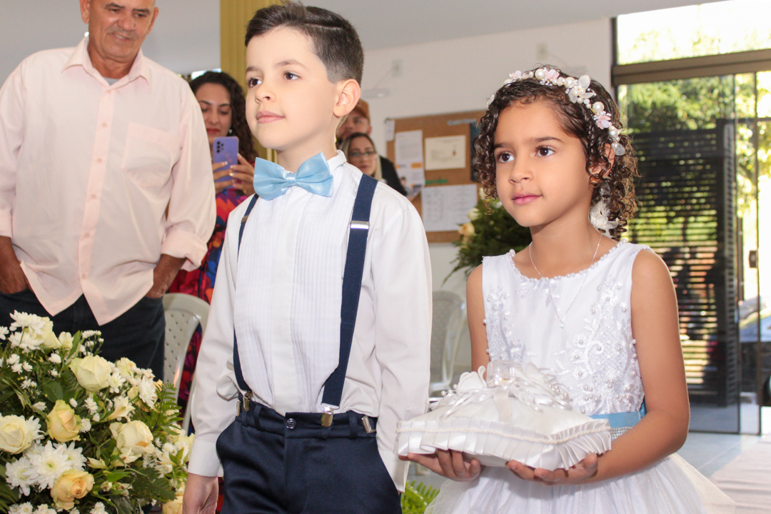 entrada das alianças no casamento casal de crianças  São Gonçalo do Sapucaí - MG  