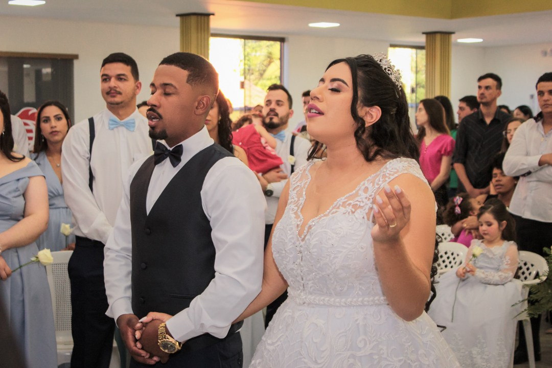 Noivo e noiva louvando a  Deus juntos no casamento São Gonçalo do Sapucaí - MG  