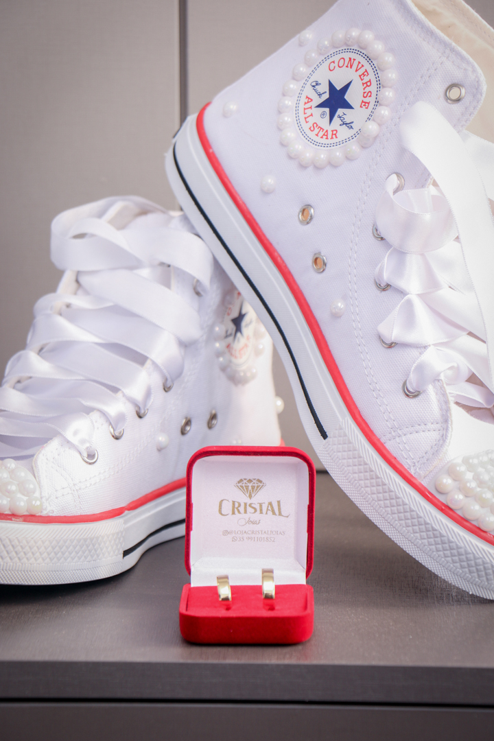  making of a noiva casamento São Gonçalo do Sapucaí - MG fotos calçado  all star branco aliancas 