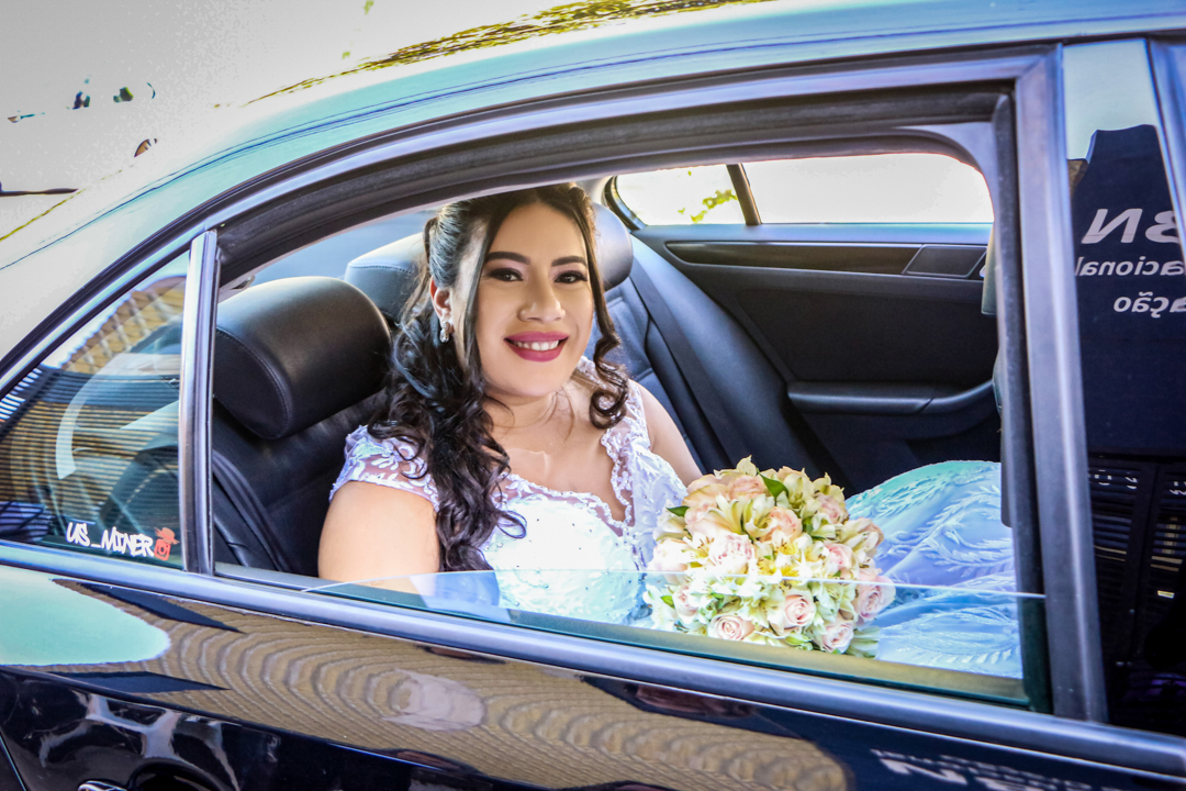 chegada da noiva casamento carro  buquê São Gonçalo do Sapucaí - MG 