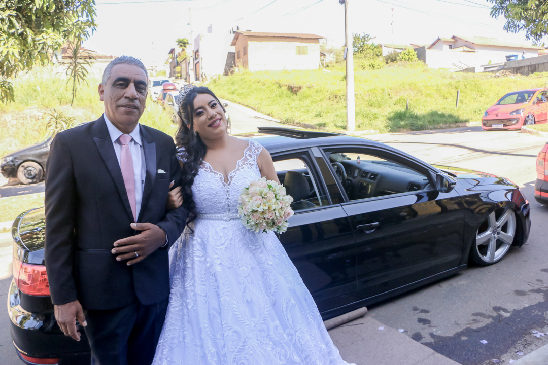 chegada da noiva casamento carro  buquê São Gonçalo do Sapucaí - MG 