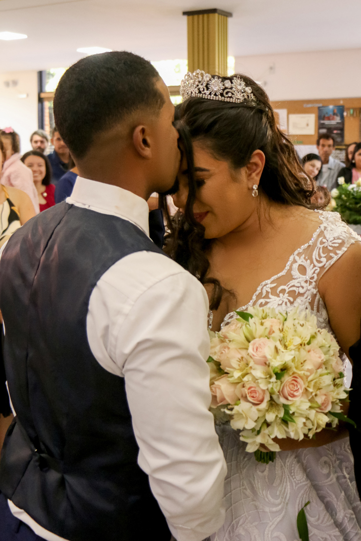 noivo beija testa da noiva ao ir de encontro com ela no casamento São Gonçalo do Sapucaí - MG  