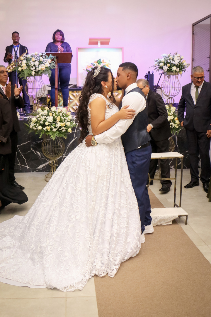 beijo da noiva e do noivo após o casamento  São Gonçalo do Sapucaí - MG  