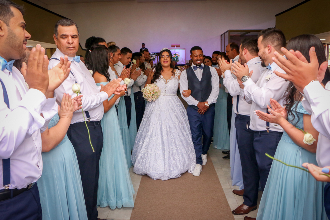 saída noivo e noiva do casamento  no corredor de padrinhos e madrinhas 
em  São Gonçalo do Sapucaí - MG  