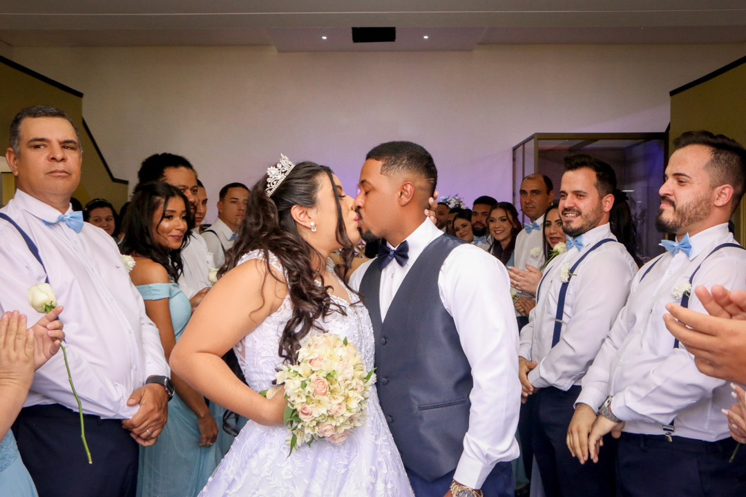 beijo do casal saída noivo e noiva do casamento  no corredor de padrinhos e madrinhas  
em  São Gonçalo do Sapucaí - MG  