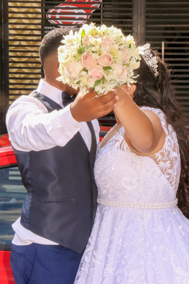 beijo do casal depois do  casamento fotos pós casamentoem  São Gonçalo do Sapucaí - MG   