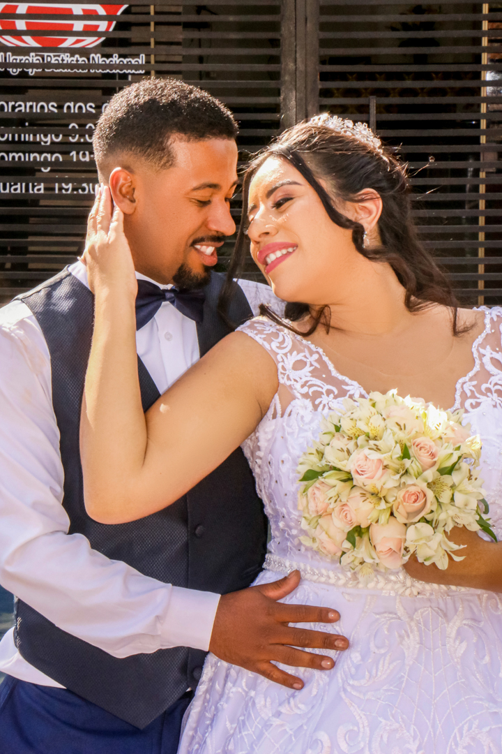 beijo do casal depois do  casamento fotos pós casamentoem  São Gonçalo do Sapucaí - MG   