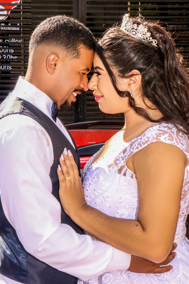 beijo do casal depois do  casamento fotos pós casamentoem  São Gonçalo do Sapucaí - MG   