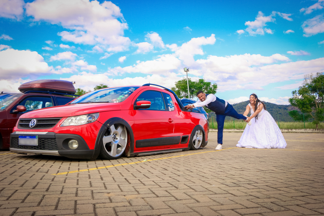 ensaio de casal  pós casamento casal feliz alegria com o carro do 00casal saveiro  São Gonçalo do Sapucaí - MG  