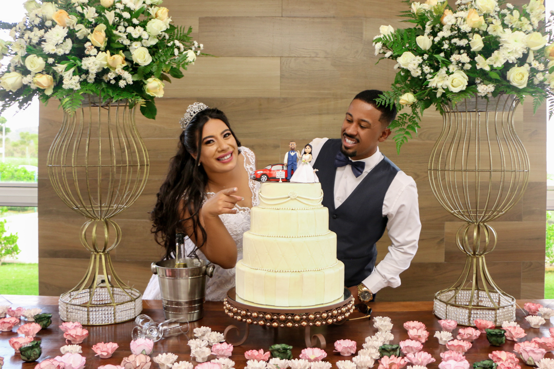 noivo e noiva na mesa de doces e do bolo do casamento  São Gonçalo do Sapucaí - MG  