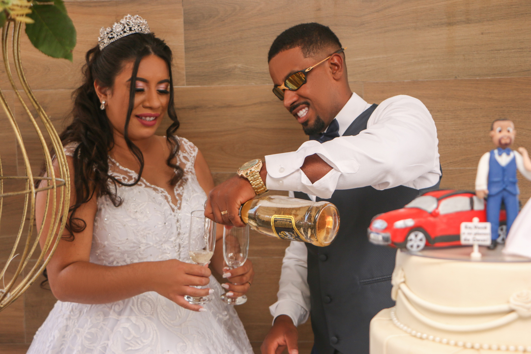 estouro de champanhe casal na mesa do bolo depois do casamento São Gonçalo do Sapucaí - MG  