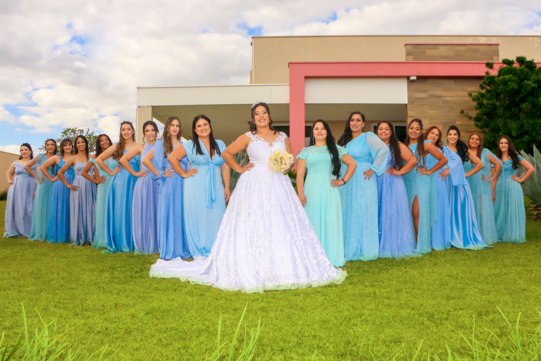 foto da noiva e as madrinhas no salao de festa em São Gonçalo do Sapucaí - MG  