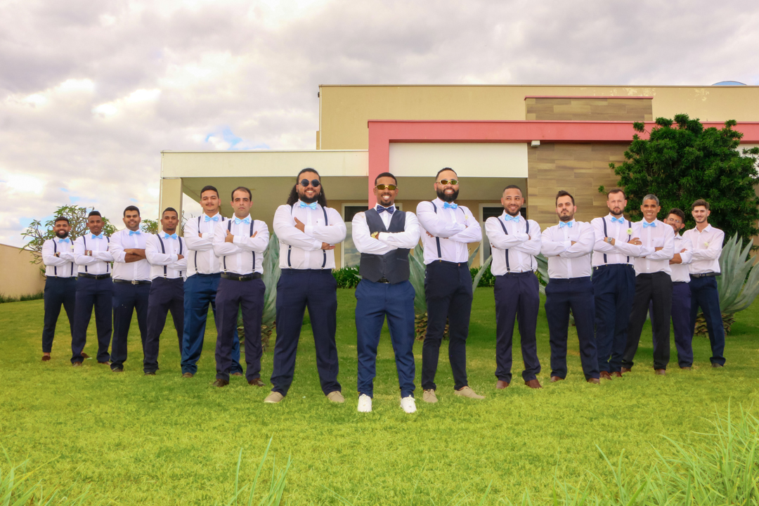 foto do noivo e dos padrinhos em salaoo de festa depois do casamento São Gonçalo do Sapucaí - MG  