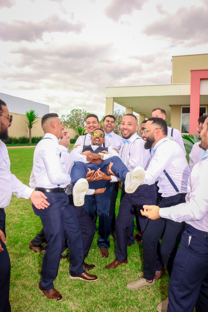 noivo com os padrinhos em salão de festa em São Gonçalo do Sapucaí - MG  