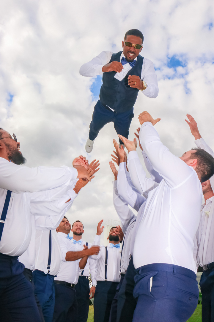 noivo com os padrinhos em salão de festa em São Gonçalo do Sapucaí - MG  