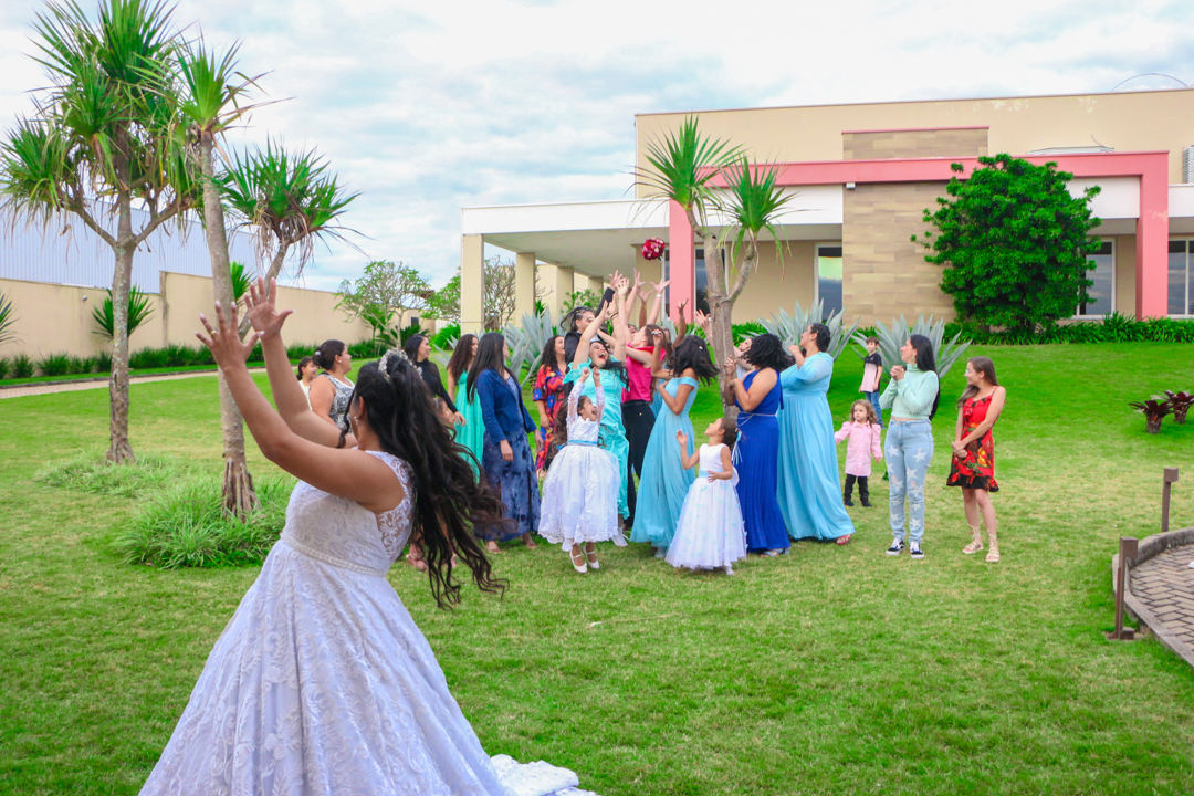 noiva jogando o buque  depois do casamento em salão de festa São Gonçalo do Sapucaí - MG  