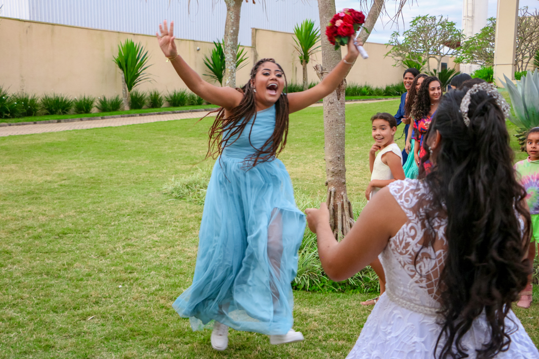 noiva jogando o buque  depois do casamento em salão de festa São Gonçalo do Sapucaí - MG  