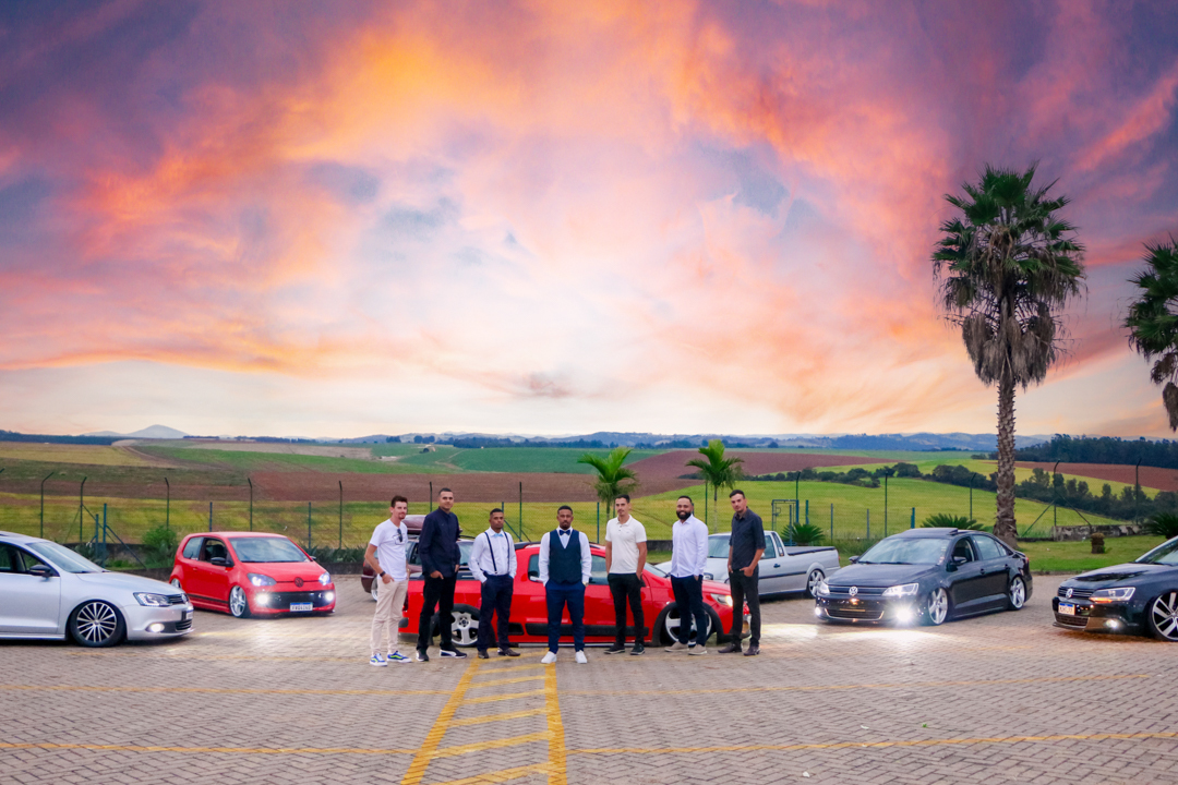 foto do casal com turma de amigos carros personalizados e rebaixados em  São Gonçalo do Sapucaí - MG  