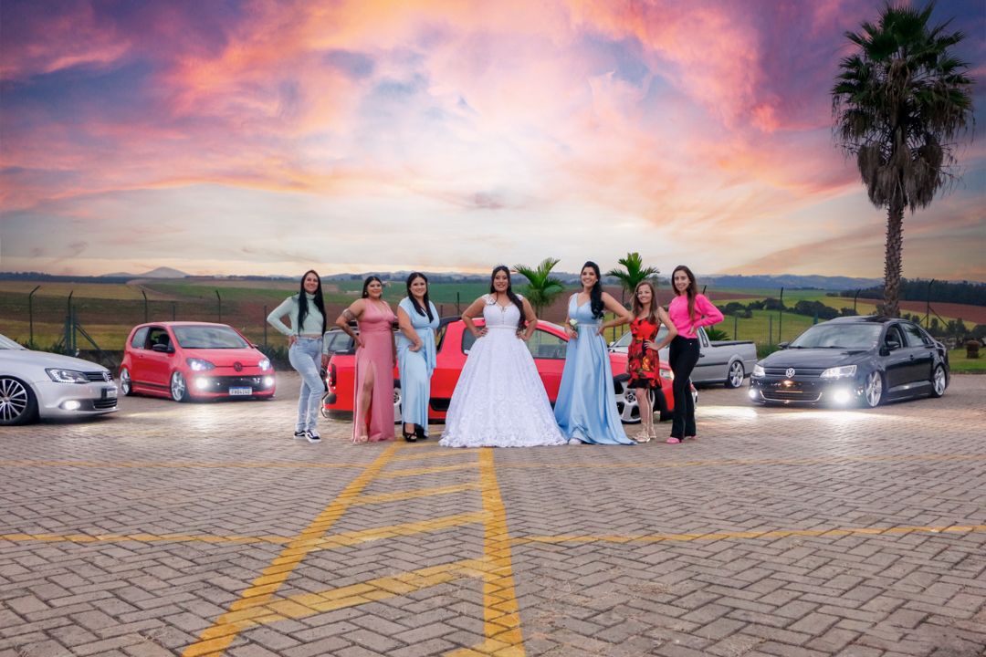 foto do casal com turma de amigos carros personalizados e rebaixados em  São Gonçalo do Sapucaí - MG  