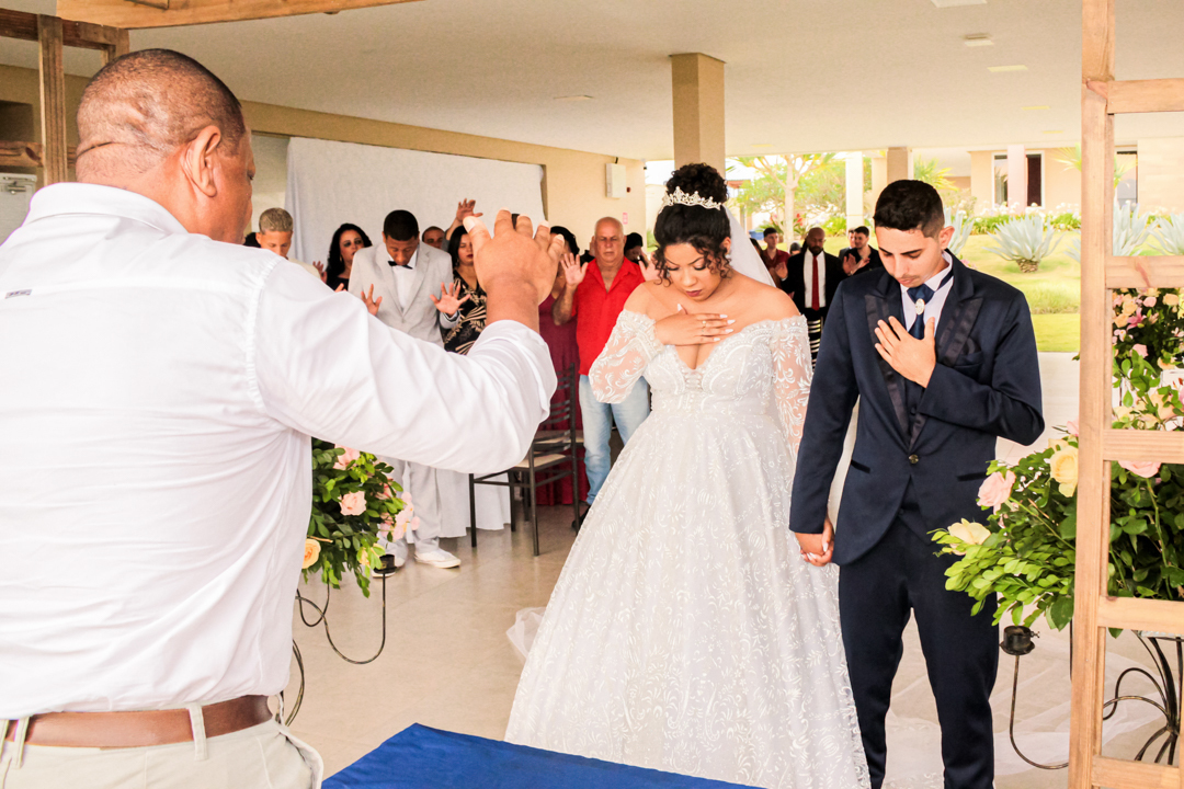 noivo e noiva no altar casamento São Gonçalo do Sapucaí - MG 