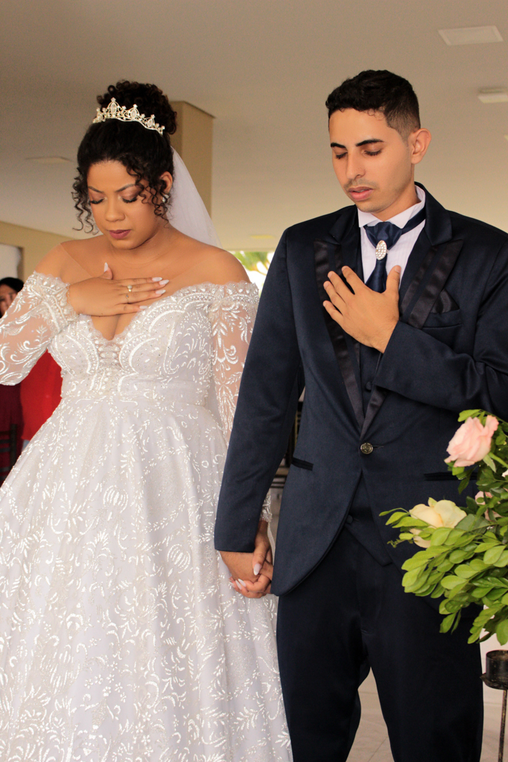 noivo e noiva no altar casamento São Gonçalo do Sapucaí - MG 