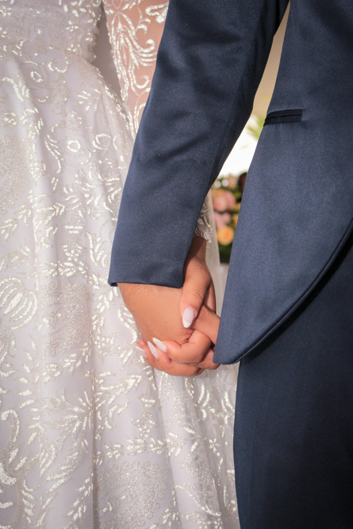 noivo com a noiva durante o casamento de mãos dadas  - São Gonçalo do Sapucaí - MG 